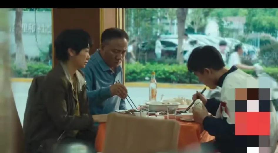 8.《北上》。花街的孩子，时间一到，一锅端，全都北上了。只剩下老人们，多凄凉啊。