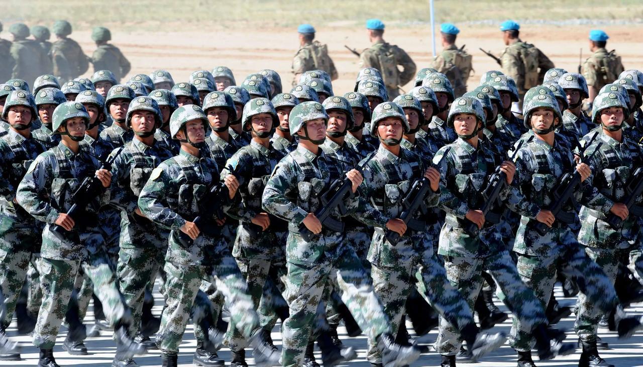 [下雨]现在很多西方国家包括美国，都在思考一个问题：中国人民解放军到底能打多强，