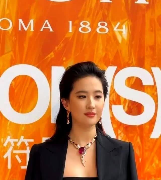刘亦菲又上热搜了。

不是因为新戏，而是最新生图。

网友直呼她简直是镜