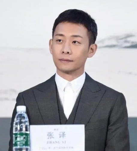 一次，杨烁竟当众称张译长得难看，在座的人都沉默了，而张译一脸轻松，显然杨烁的话没