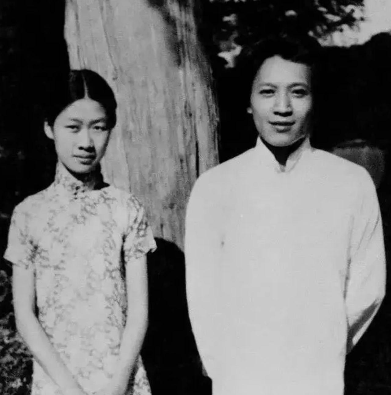 1933年，钱钟书追求燕大校花赵萝蕤，可赵萝蕤根本没有看上他，而是喜欢当时一文不