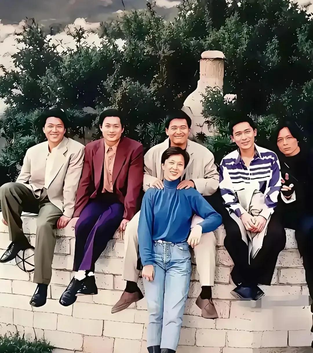 这张图，一看就是《辣手神探》剧组。这是吴宇森去好莱坞前的最后一部港产电影，是其风