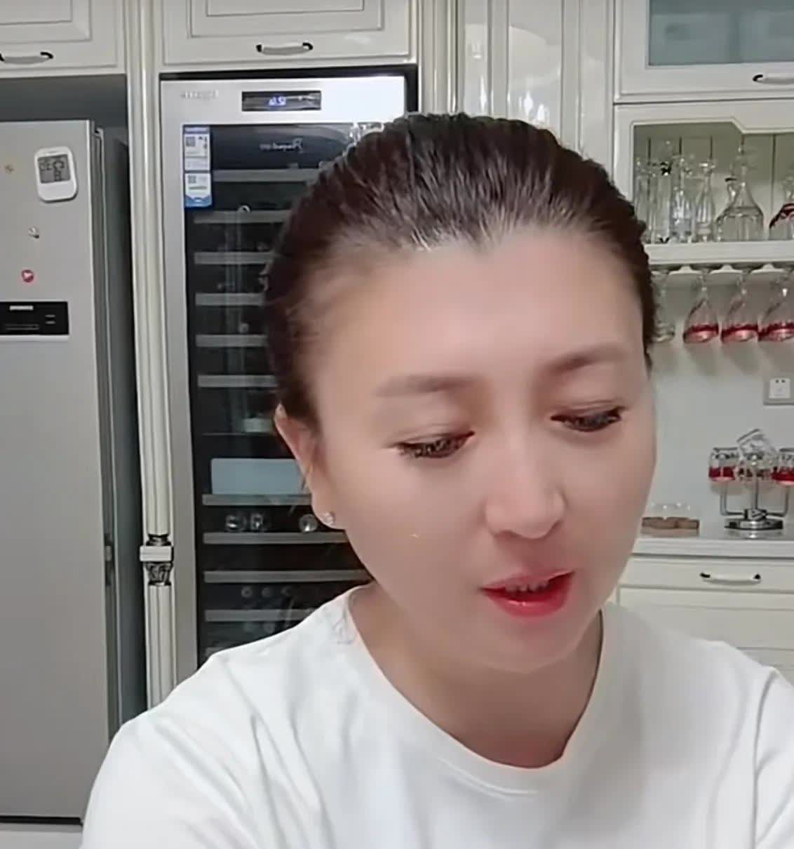 演员闫学晶说：“很多朋友都说我，说什么我已经那么有钱了，为什么还要选择直播，和老