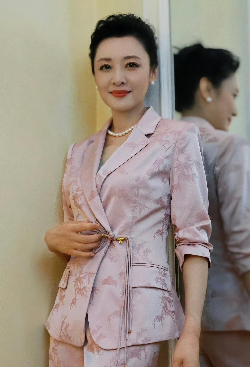 原以为她离开央视就会退隐幕后，没想到反而比在央视时混的更好了！不仅经常露面主持各
