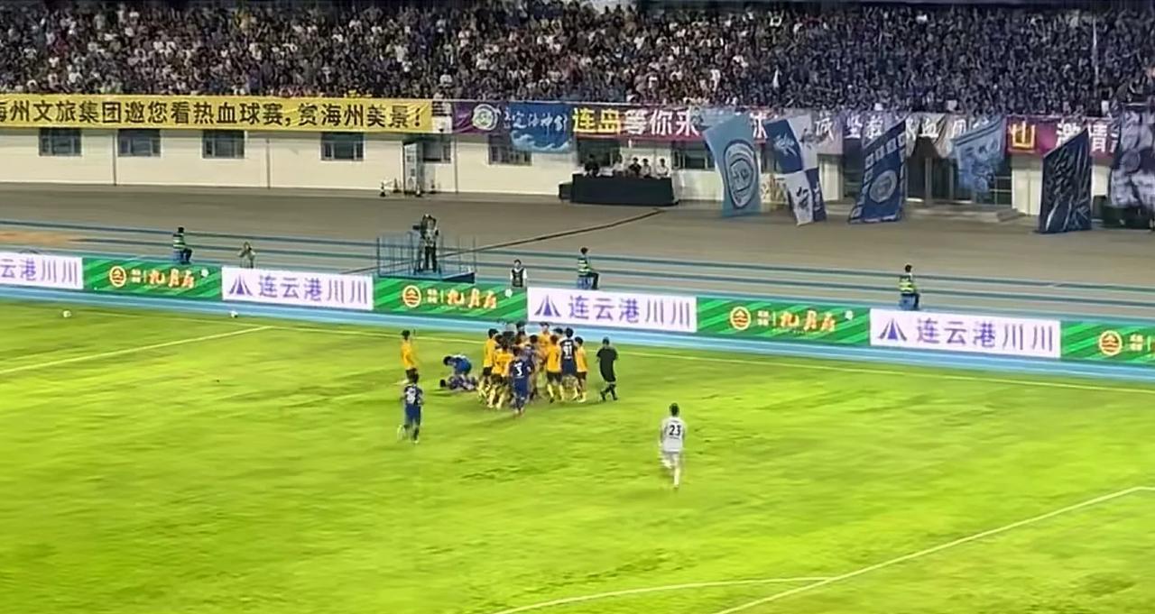苏超联赛出现首次打架冲突
在新一轮苏超联赛连云港队主场对阵泰州队的比赛中，由于双