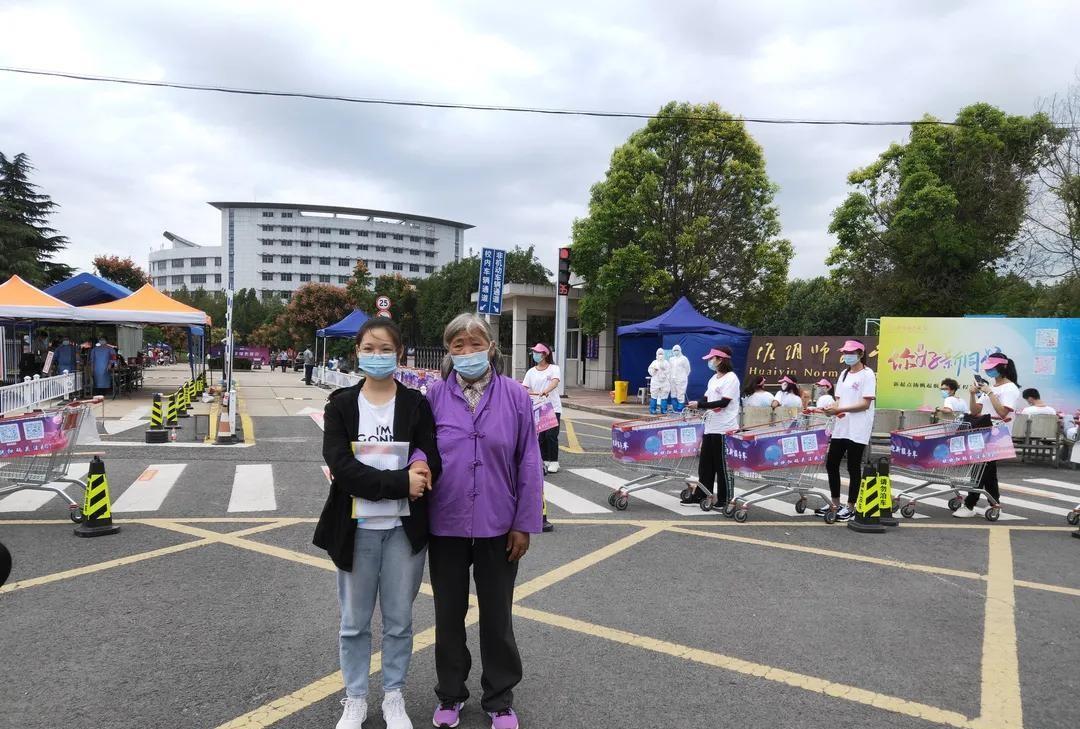 江苏泰州，18岁女生带着奶奶一起上大学，学校为她配备了专门宿舍，所有东西一应俱全