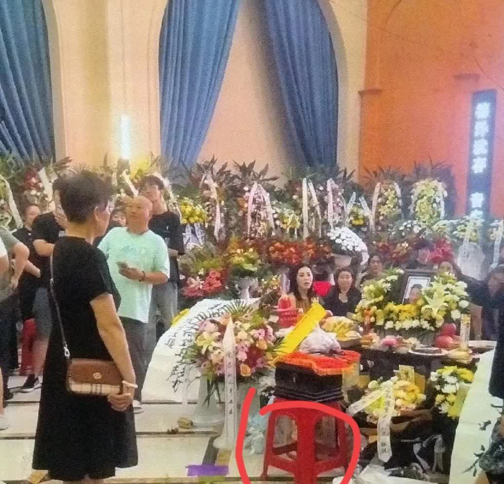 杨少华葬礼现场曝光！
网友议论纷纷
大家来看看合适吗？