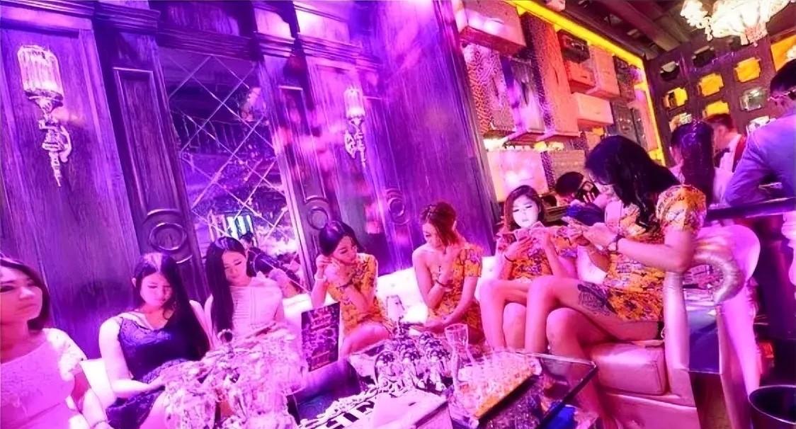 她们都改行干主播去了，身价都成几何的增长，你有钱也找不到地方花了！朋友们、你们有
