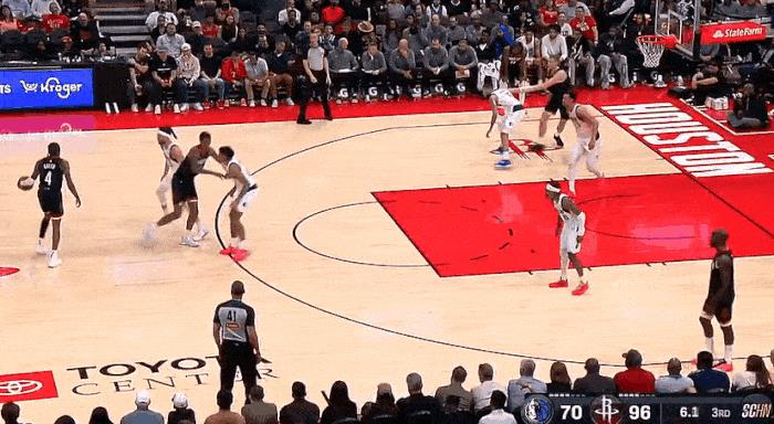 打卡下班！格林超远三分打懵独行侠！
在今天NBA常规赛火箭和独行侠的第三节比赛中
