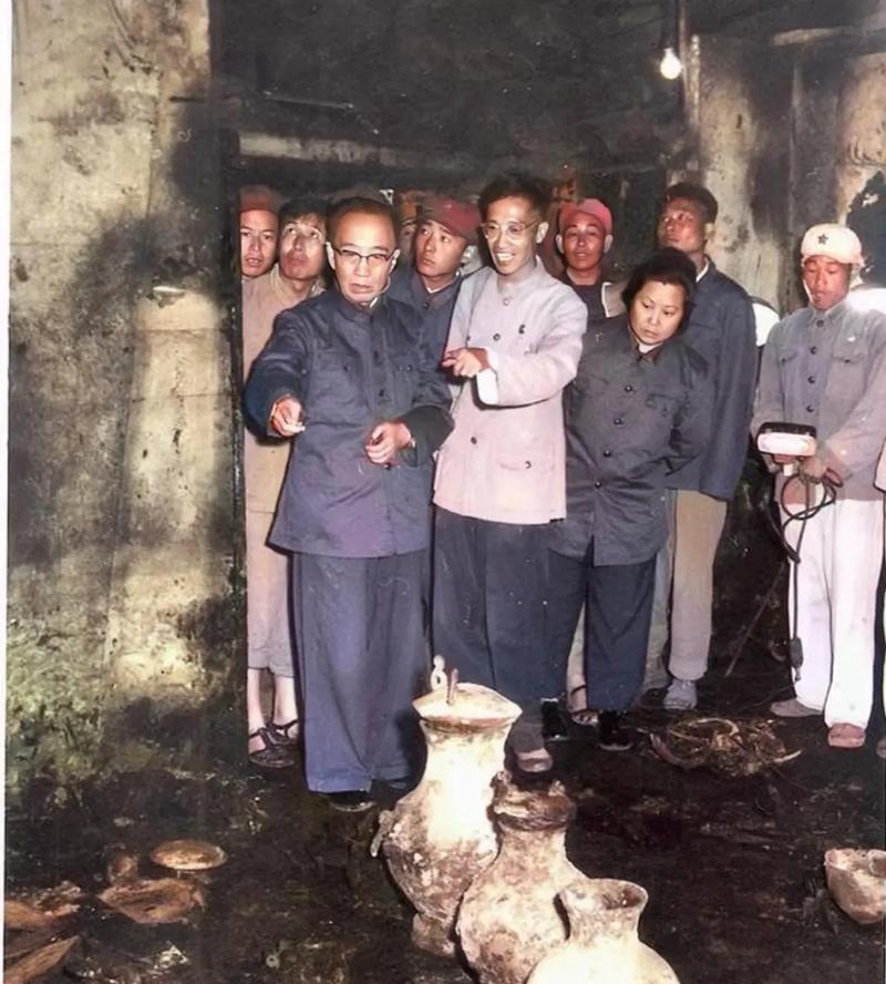 1956年，在郭沫若、吴晗的强烈要求下，国家同意了挖掘万历皇帝的陵墓，在打开棺材