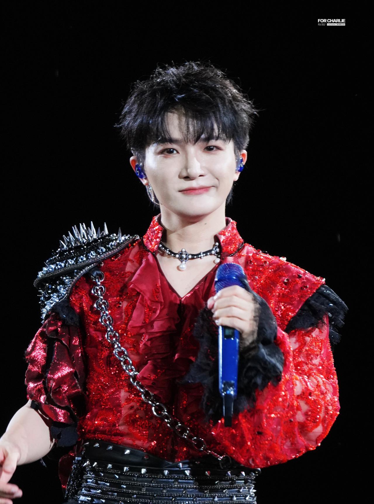 周深杭州演唱会第二场歌单！
今天的限定曲是《千年等一回》，全程一起大合唱，太震撼