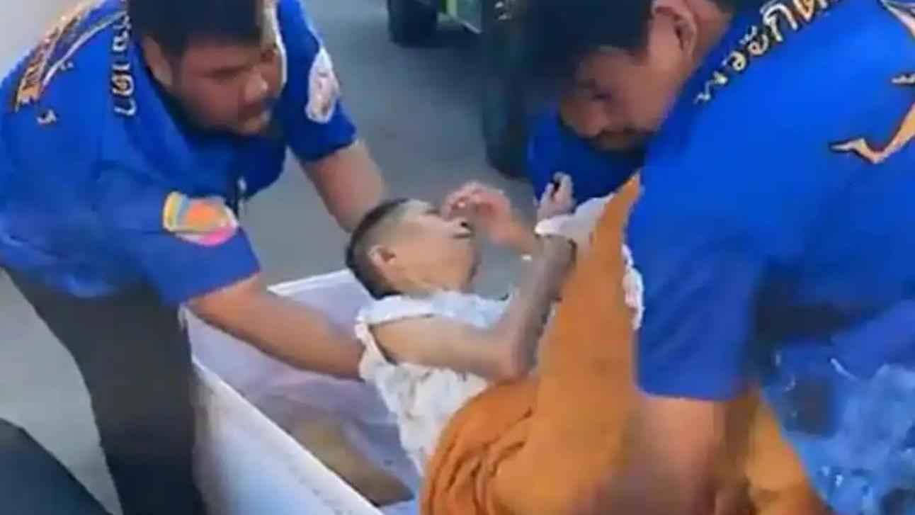 泰国65岁老妪“死而复生”，火化前她的棺材突然发出敲打声