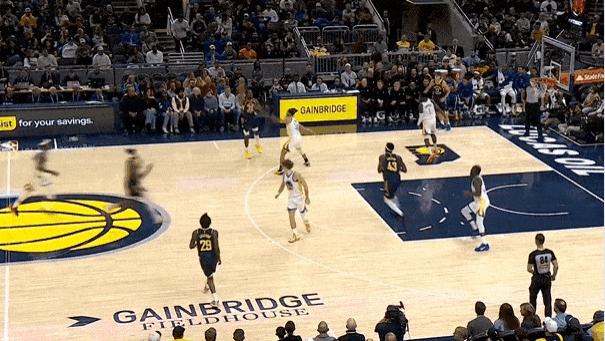 西亚卡姆运球一个踉跄，裁判未吹罚走步但前者也没投进