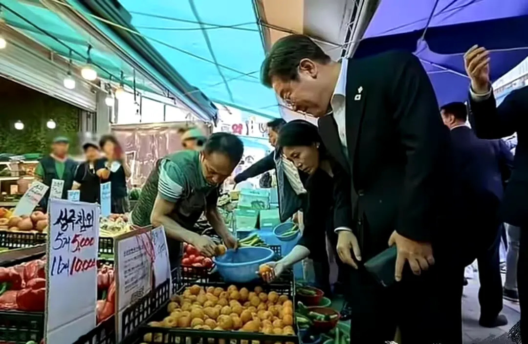 政治表演，笼络民心











---











天呐，你