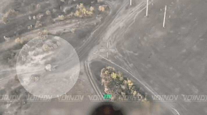 乌军坦克刚出门就被光速炸毁！在索斯尼夫卡大诺沃西尔卡西高地方向！
乌军这辆坦克本