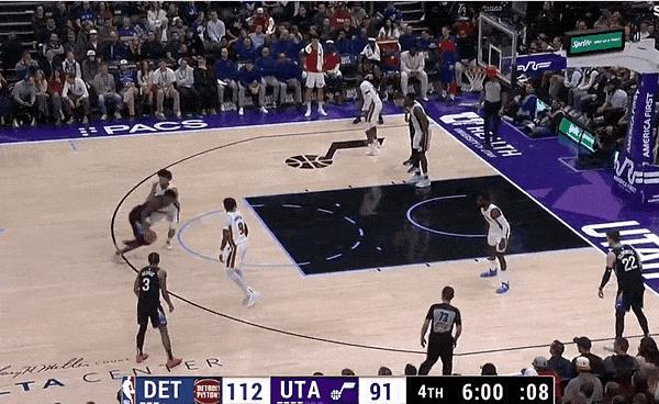 攻防一体！奥萨尔今天打疯了！
在今天NBA常规赛活塞对阵爵士的第四节比赛中，奥萨