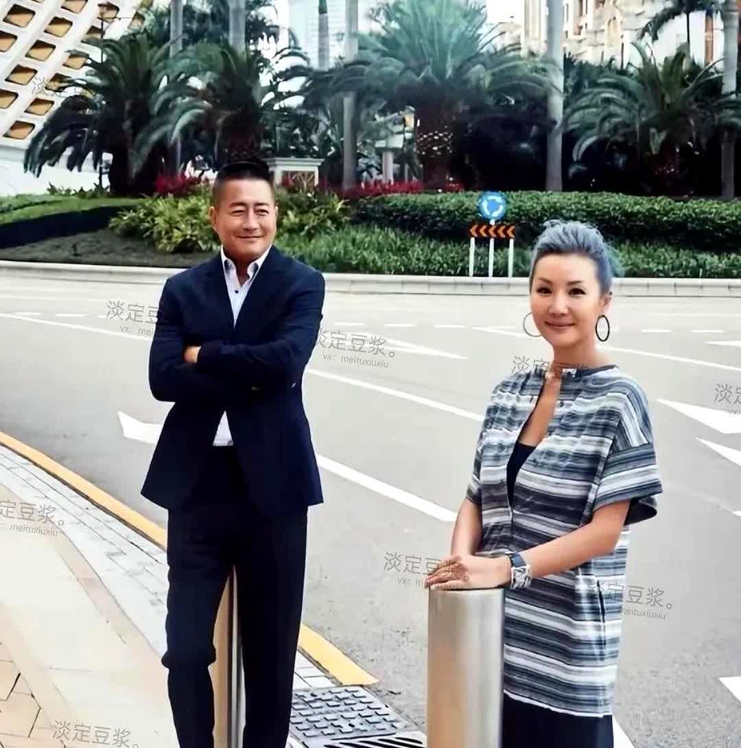 估计江珊看到这一幕肯定羡慕吧！

看如今她前夫高曙光也高调晒恩爱了，前几天看