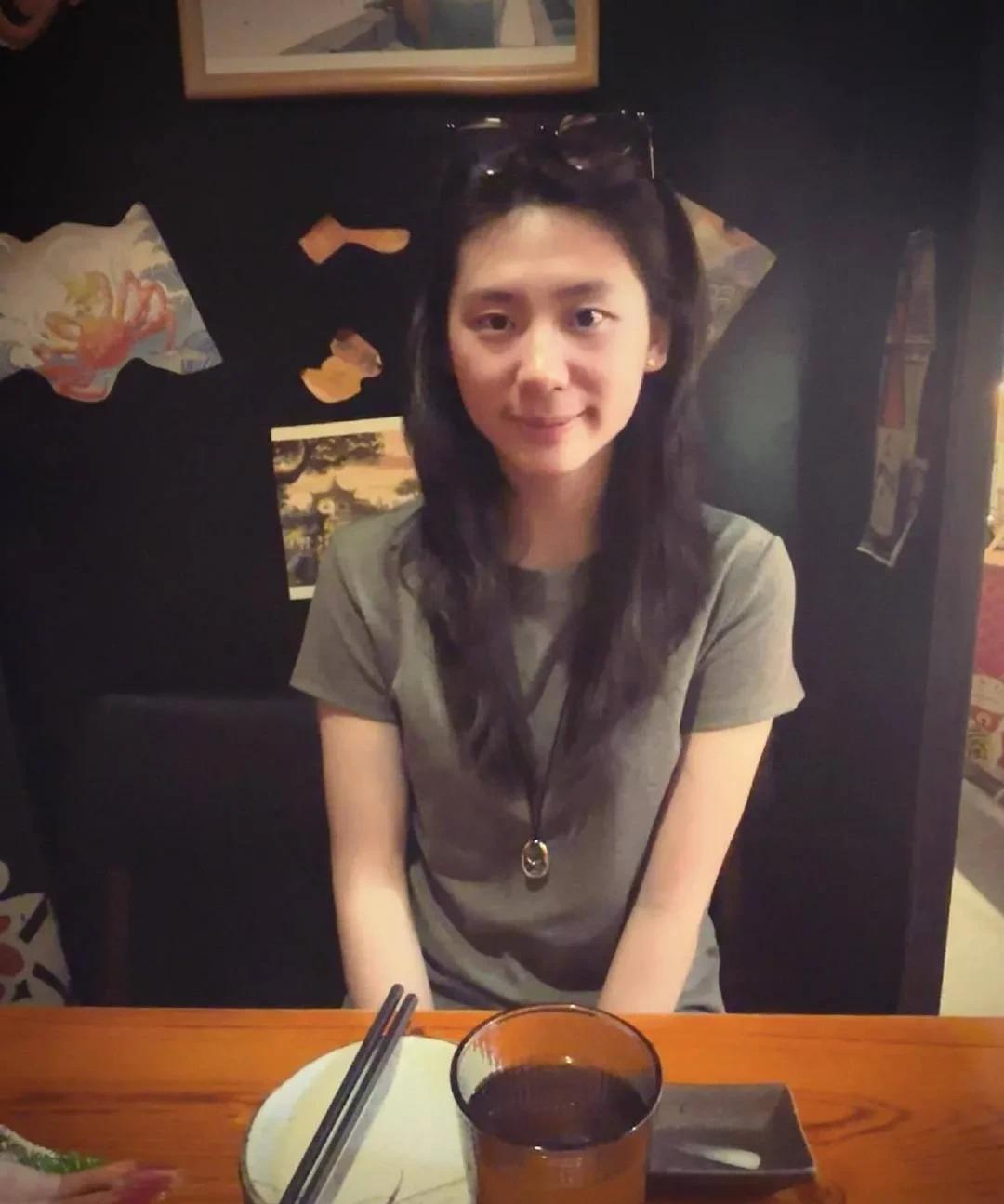 哈哈，头大肩窄的小美女陈熠！
为什么总报道说她身高177cm，看她和176cm的