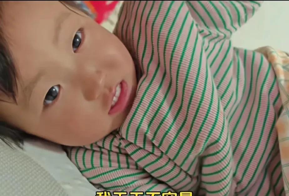 “我天天不容易，我多睡会儿，养好精力对付你”[呲牙]满宝这天生就是妈妈的“小对头