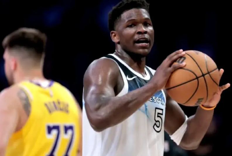 提议用东契奇交易爱德华兹
但遭到了拒绝，人家森林狼以为你搁这闹着玩，谁想到你玩真