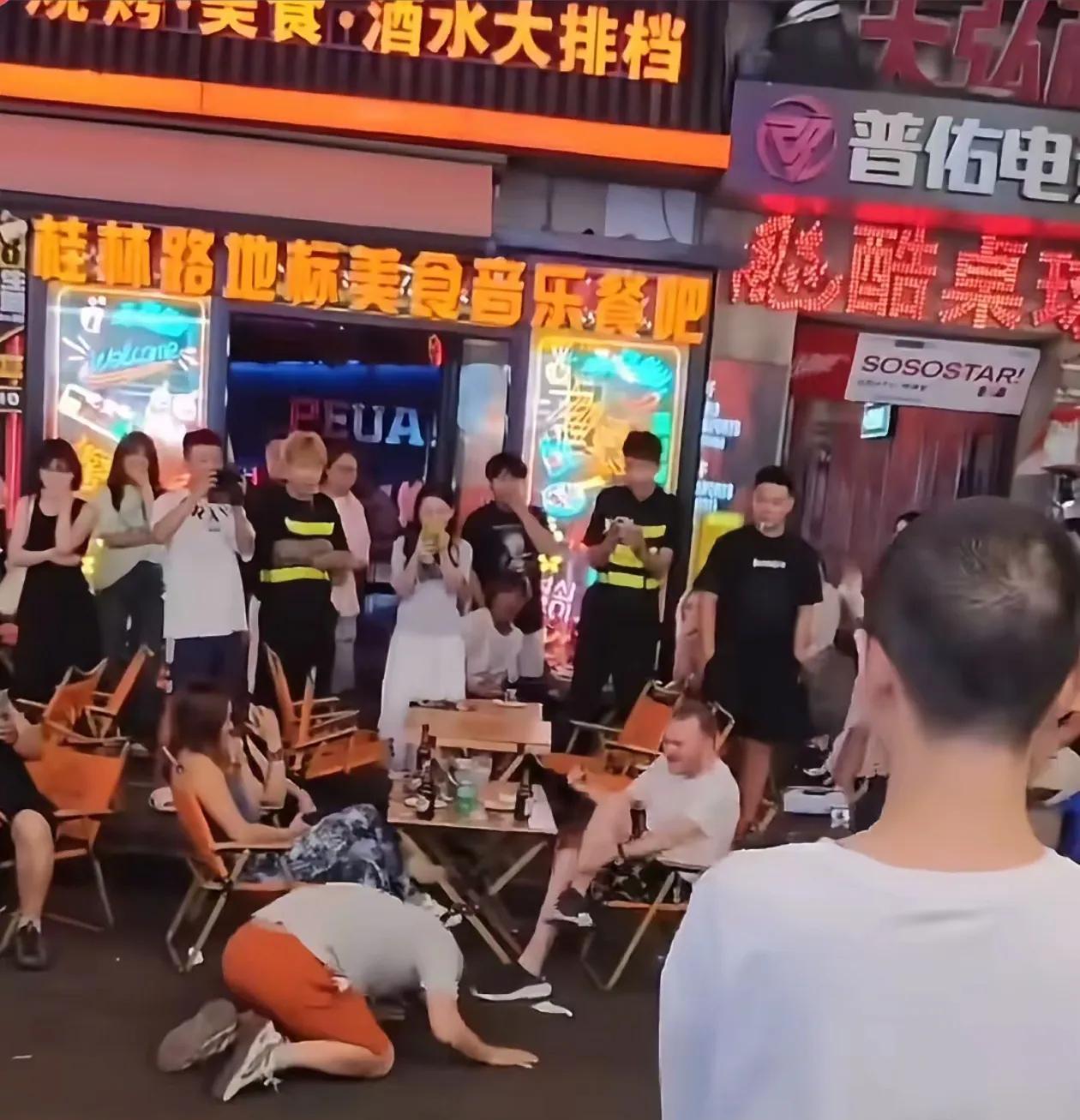 男儿膝下有黄金，跪天跪地跪父母！看到这一幕差点懵了，一外国人带着两女孩吃宵夜，突