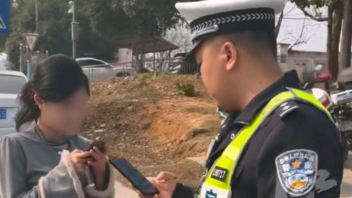 忘摘拍摄用泡沫车牌！短剧演员“裸车上路”+11条违法，交警当场拦下