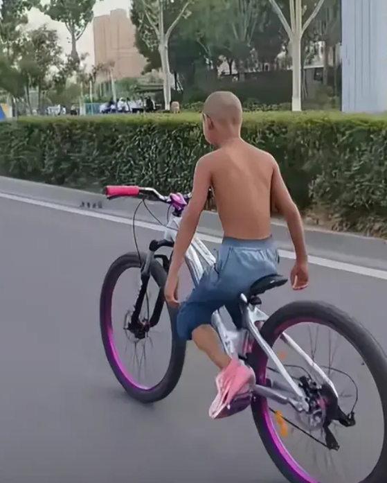 短视频刷到一个小孩儿光着膀子在蹬自行车，评论区里有认识的说这是菏泽一只耳。
点开