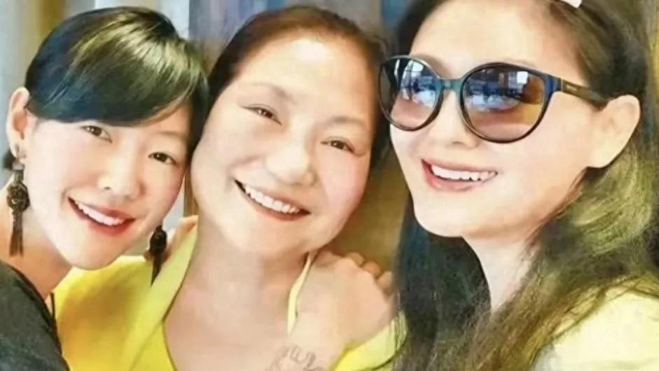 S妈晒母亲节全家福，具俊晔瘦到变样，一家子笑容满面状态好