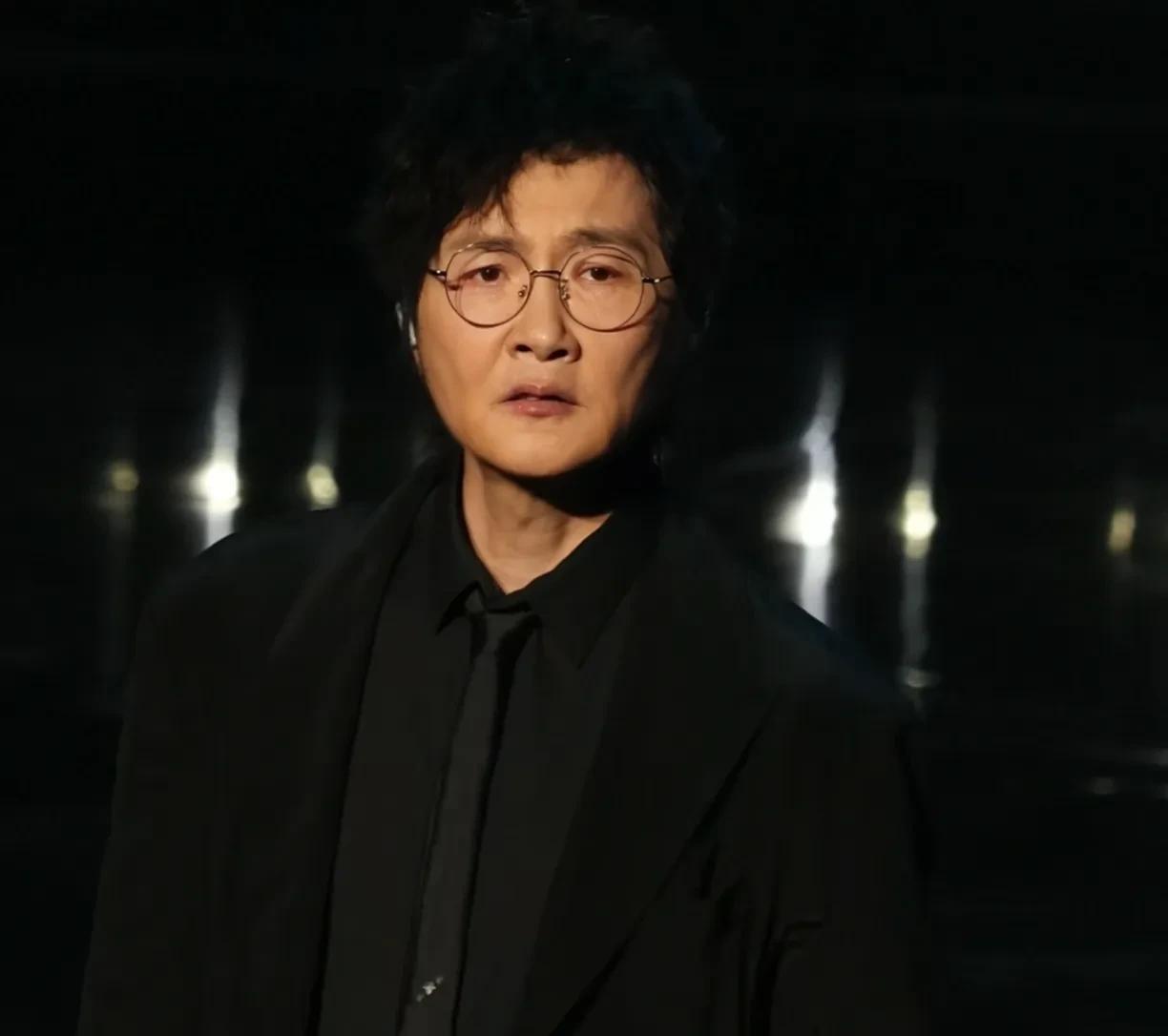 56岁的孙楠一下子瘦了好多，之前脸上的肉肉都不见了，感觉整个人断崖式衰老了。一直