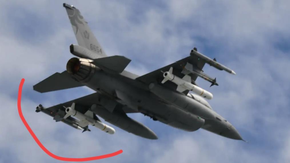 突发！台岛东南海空域发生激烈对持！台军5架F-16V挂“鱼叉”导弹紧急起飞，要实
