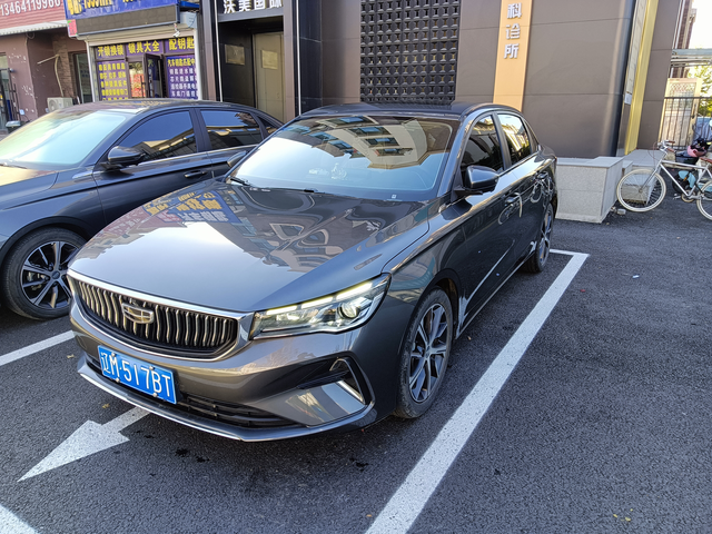 当时也看了很多品牌和款型
最终还是选择了帝豪，性价比高，外形好看，内饰也恰巧是自