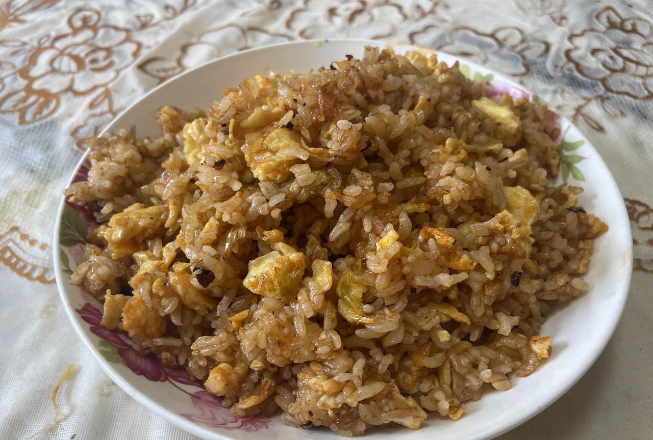 #分享城市新鲜事#
早中午一起吃了，老干妈蛋炒饭…
#午餐记录# #城市当季美食