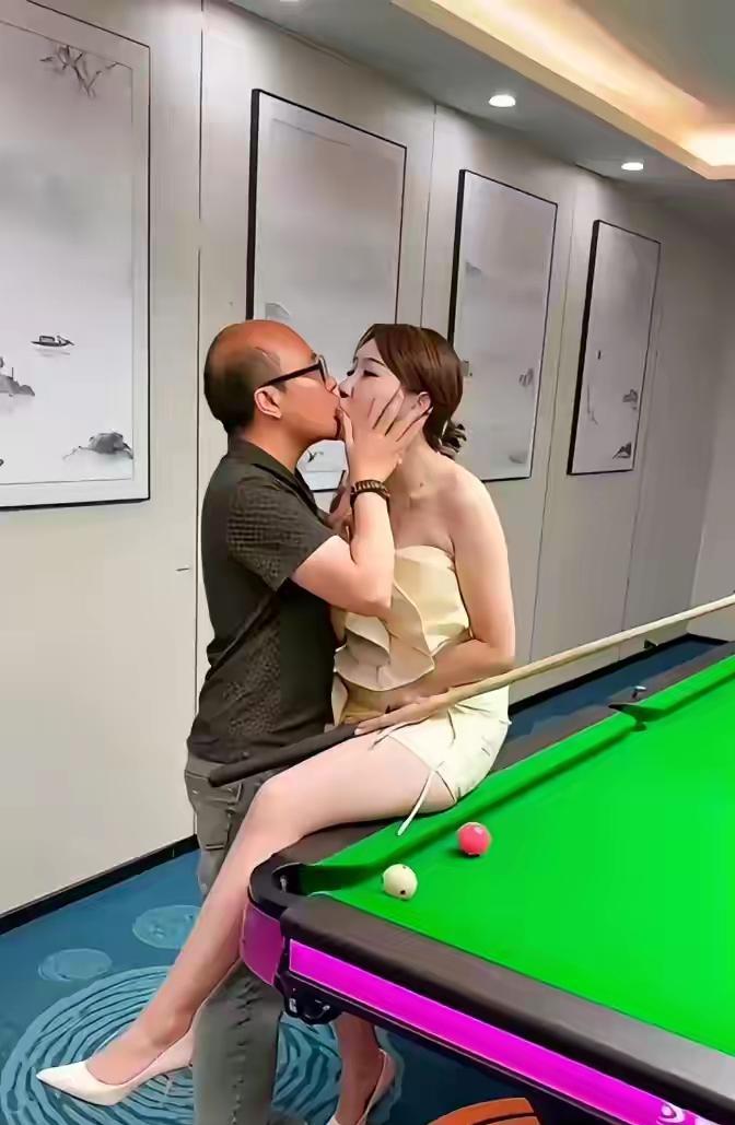撞球，玩撞球，输的人要亲亲


[心动]


在球房里，一位戴眼镜的