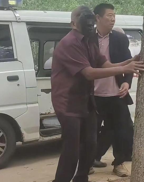 太可怜了！6月1日，河南一百岁老人过大寿放爆竹庆祝，而一位靠捡废品为生的7旬老人