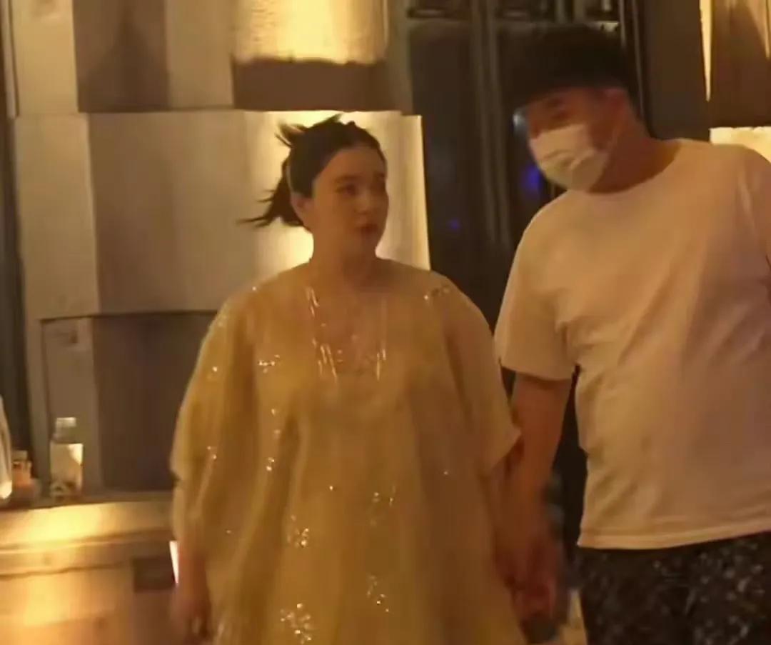 从'大海哥'到贴心老公：阚清子的孕肚幸福，这次终于靠岸了！
谁能想到，当年那个在