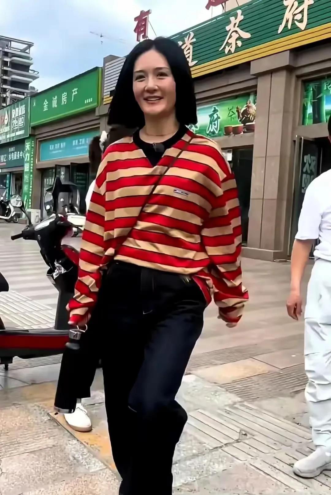 谢娜穿着条纹上衣，好养眼啊！素颜的她，大气温婉，美丽动人！
谢娜给人一种独特的美