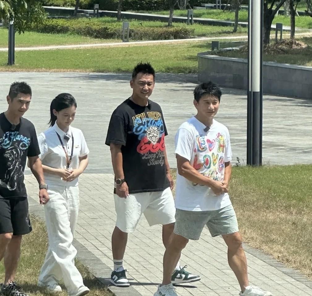 不得不佩服刘诗诗的眼光，她的老公都是年过半百的人了，这样的身材和状态，比身边的人