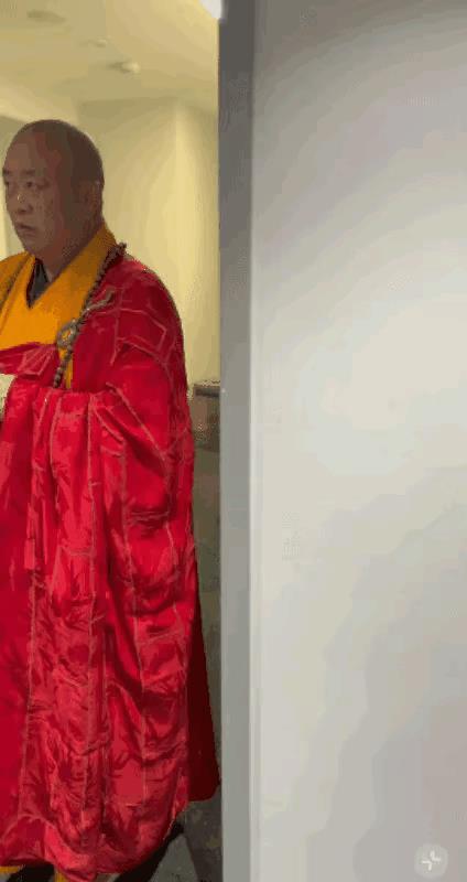 悄悄问圣僧，女儿美否？
美从心中过，佛自天上来。
视肉还为肉，眼神遮不住。
看色