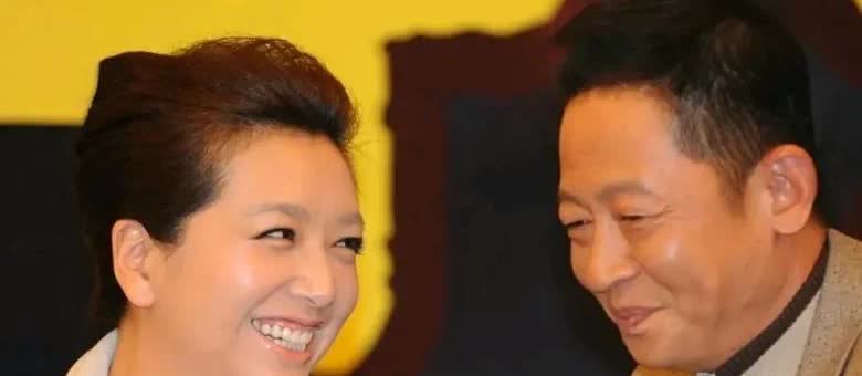 。生活里，王志文在江珊女儿成长中扮演重要角色，江珊忙工作时，他帮忙照顾，给孩子讲