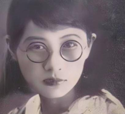 在1909年的春日，16岁的白薇与婆婆的激烈争吵中，丈夫竟挥舞凳子猛击她的背部，