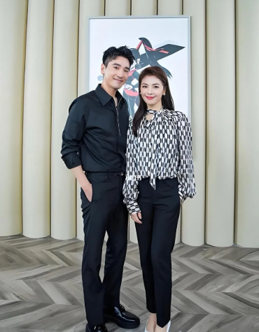 高圆圆老公旁边这位女士是谁？非常有气质
