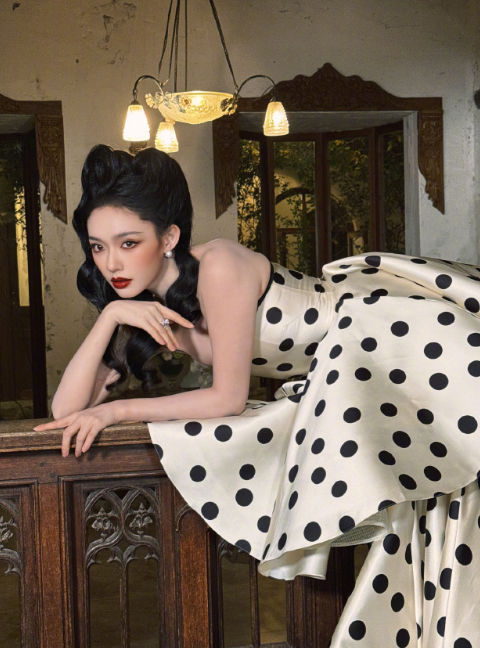 林允的今日份复古小妆造，这感觉超让人可以的~