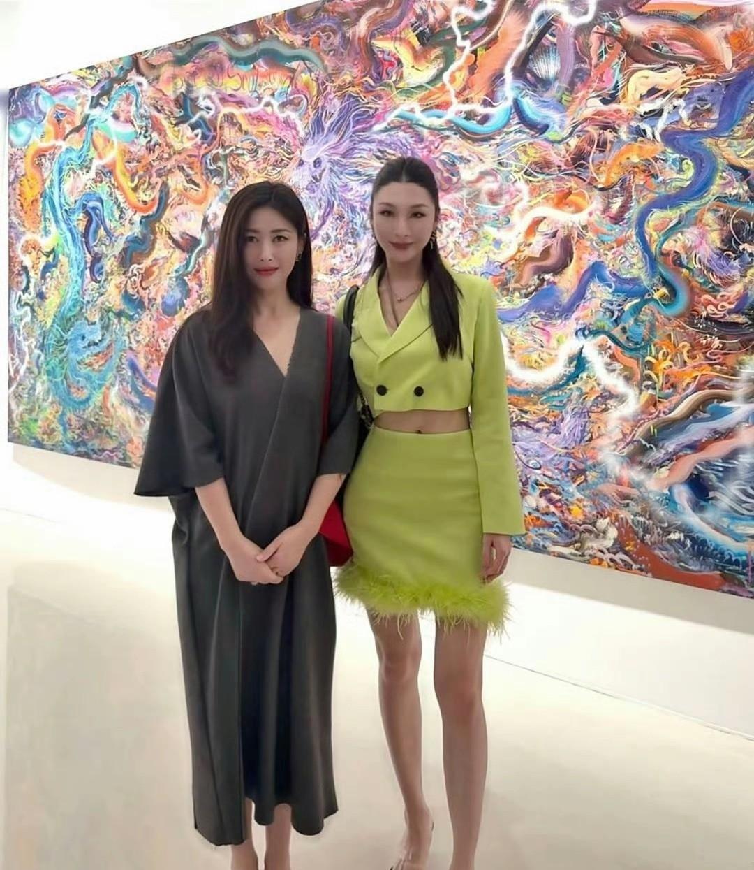 40岁朱珠去看画展，这一身穿搭直接把“贵气”焊在身上了！
LV的外套搭爱马仕的包