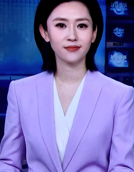 央视女主播的气质就是不一样，一身浅紫西装大气自然，减龄又时尚。她的颜值高，气质在