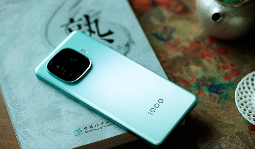 上桌了:  iQOO Z10 Turbo+配置来了！

今天下午，资深数码博主把