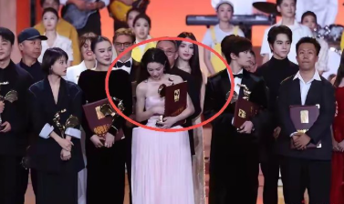 金鸡奖合影，钟楚曦站位又引争议，影帝影后做配，网友辣评钟杵C
口下留情吧，都是女