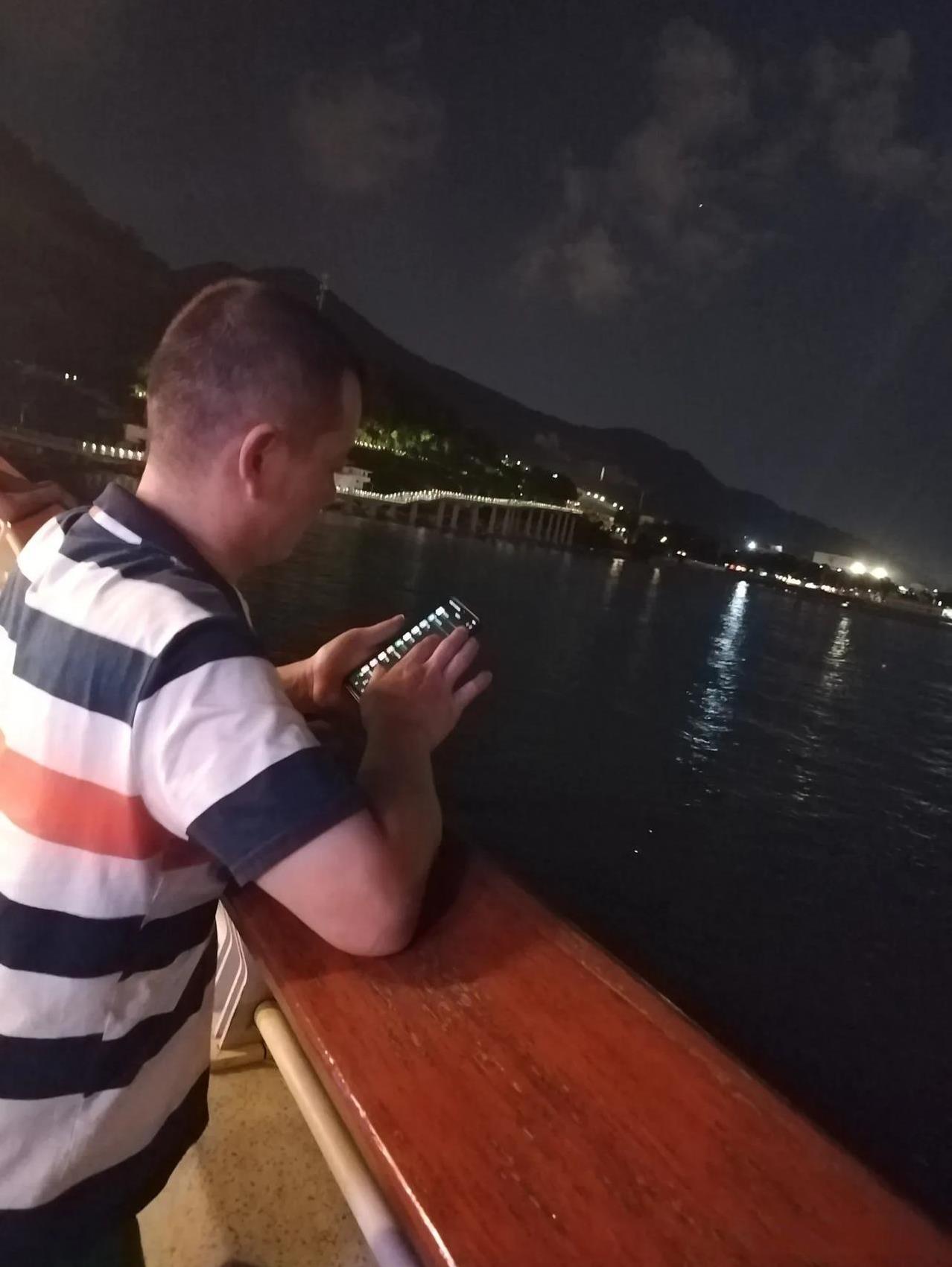 我比老公大差不多四岁，每次和老公一起拉着手逛街，都被别人说像妈妈带着儿子逛街一样