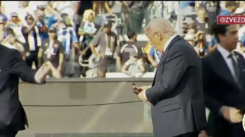 特朗普真拿金牌了？脸都不要了！











你没听错！堂堂美国总统，竟