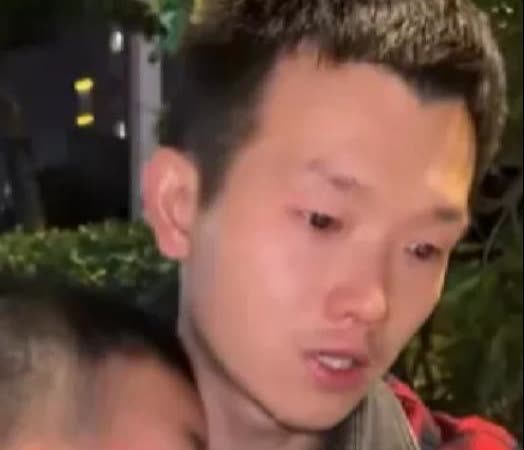 “真是看哭了！”2025年3月25日，湖南岳阳，一男子竟在街边发现，有一男子带着