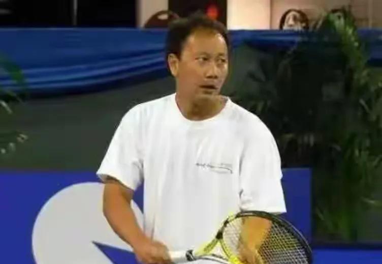 想不到吧，这个中年油腻大叔是法网#网球法网# 最年轻的男单夺冠选手，1989年以